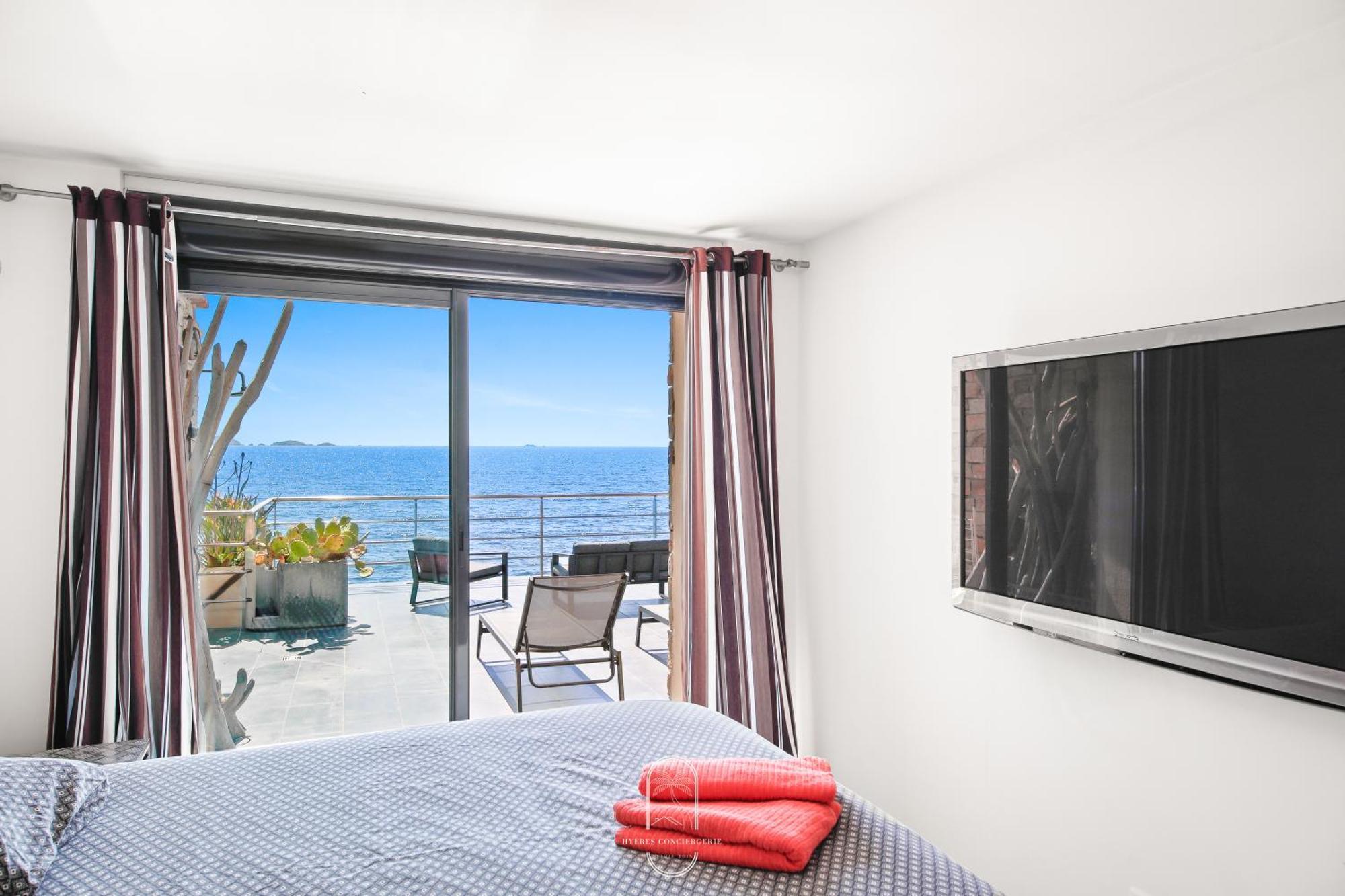Maison Sur L'Eau-Hyeres-Almanarre-Parkings Clim Wifi By Hc Bagian luar foto